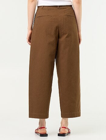 Pantaloni ampi a forma barrel
