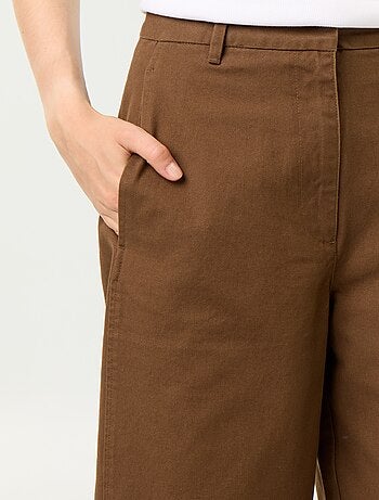 Pantaloni ampi a forma barrel