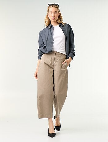Pantaloni ampi a forma barrel