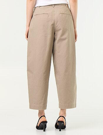 Pantaloni ampi a forma barrel