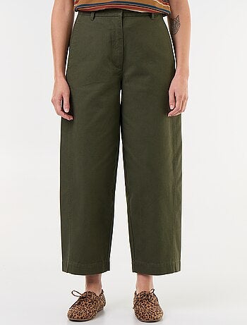 Pantaloni ampi a forma barrel