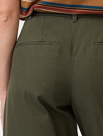 Pantaloni ampi a forma barrel