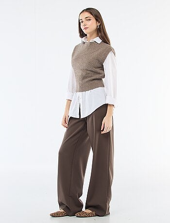 Pantaloni ampi con apertura asimmetrica