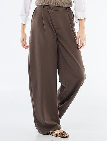 Pantaloni ampi con apertura asimmetrica