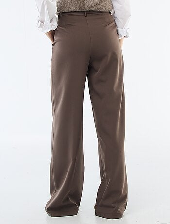 Pantaloni ampi con apertura asimmetrica