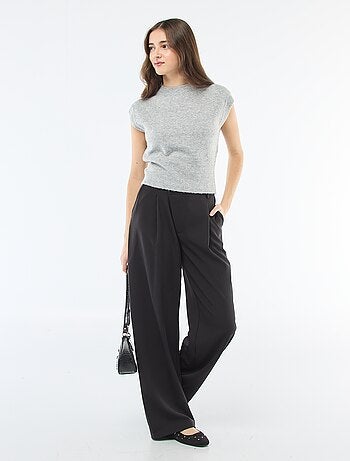 Pantaloni ampi con apertura asimmetrica