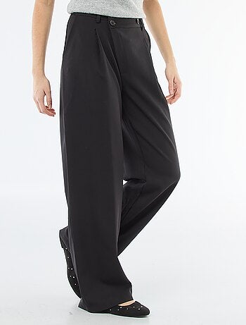Pantaloni ampi con apertura asimmetrica