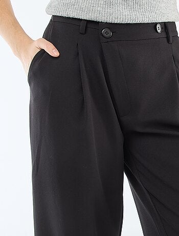 Pantaloni ampi con apertura asimmetrica