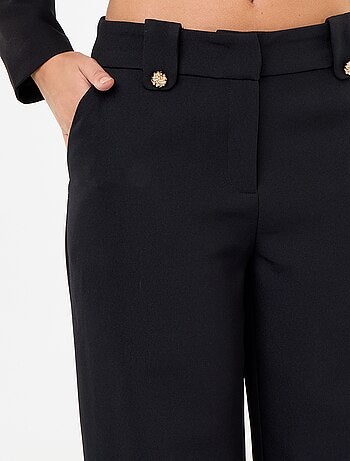 Pantaloni ampi con bottoni dorati