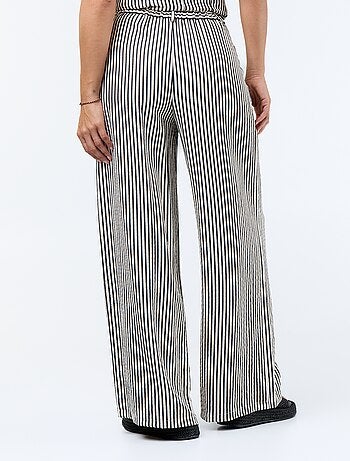 Pantaloni ampi con pinces