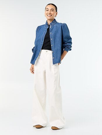 Pantaloni ampi con pinces e bottoni in vita