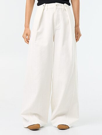Pantaloni ampi con pinces e bottoni in vita
