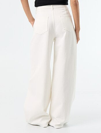Pantaloni ampi con pinces e bottoni in vita