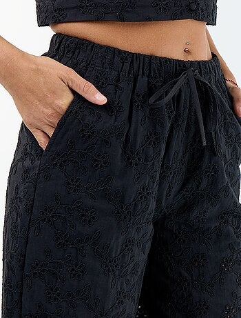 Pantaloni ampi con ricamo inglese in cotone tinta unita