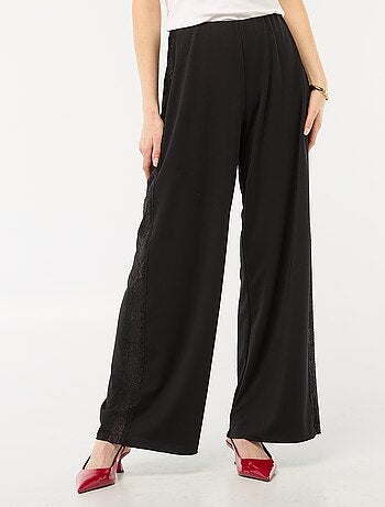 Pantaloni ampi e fluidi con bande laterali in pizzo