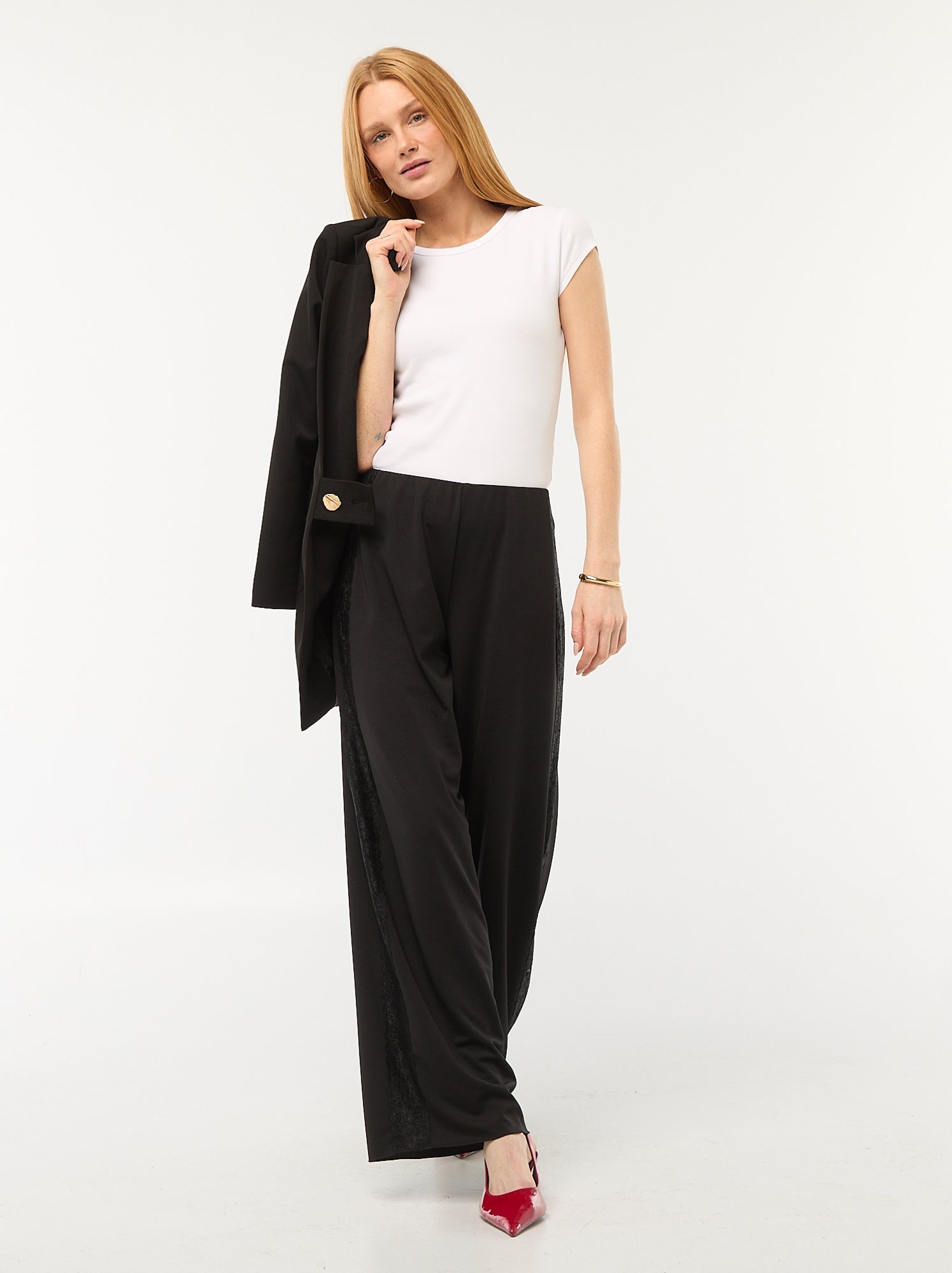 Pantaloni ampi e fluidi con bande laterali in pizzo