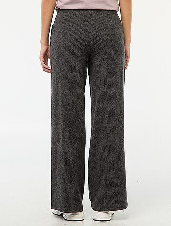 Pantaloni ampi e soffici tinta unita
