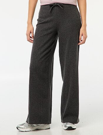 Pantaloni ampi e soffici tinta unita