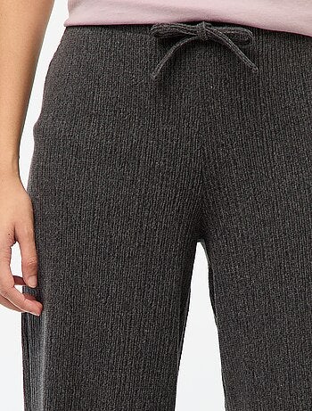 Pantaloni ampi e soffici tinta unita