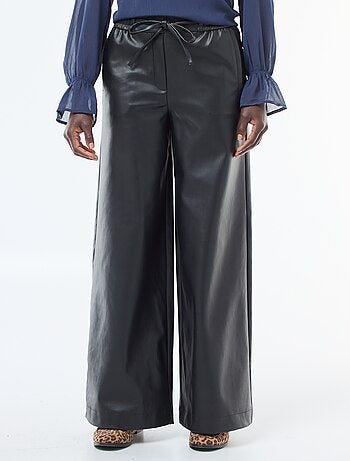 Pantaloni ampi in similpelle liscia