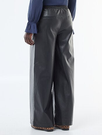 Pantaloni ampi in similpelle liscia