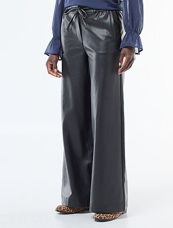Pantaloni ampi in similpelle liscia