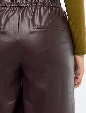 Pantaloni ampi in similpelle liscia
