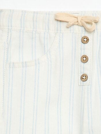 Pantaloni bianchi con sottili righe