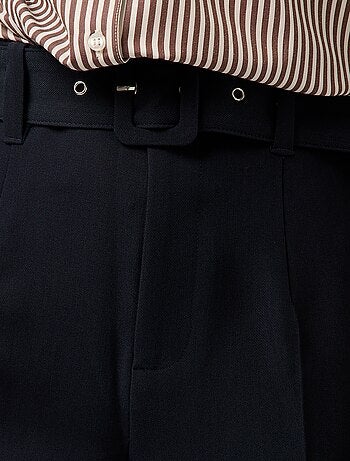 Pantaloni carota fluidi con cintura a fibbia