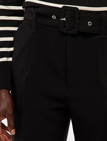Pantaloni carota fluidi con cintura a fibbia