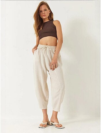 Pantaloni con elastico in vita e cavallo basso e dettaglio tasca lucci
