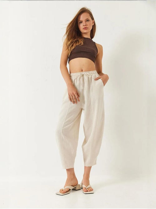 Pantaloni con elastico in vita e cavallo basso e dettaglio tasca lucci - Kiabi Pantaloni con elastico in vita e cavallo basso e dettaglio tasca lucci - Kiabi