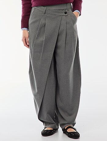 Pantaloni con pinces asimmetrici