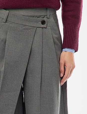 Pantaloni con pinces asimmetrici