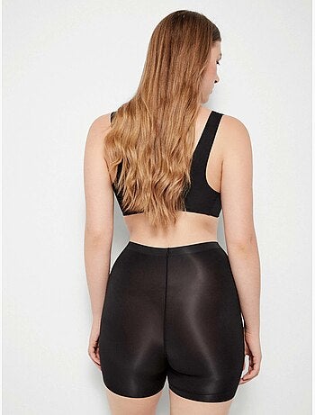 Pantaloni con rifiniture termofuse e taglio laser