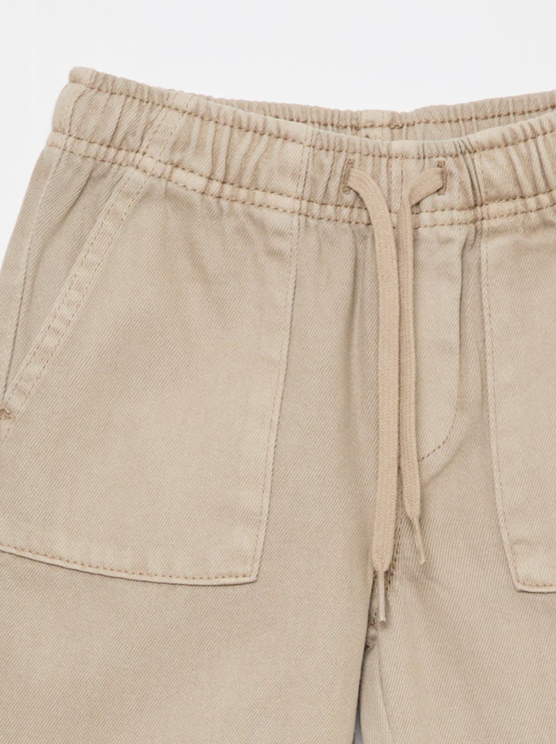 Pantaloni con tasche rettangolari - Taglio più aderente Beige - Kiabi