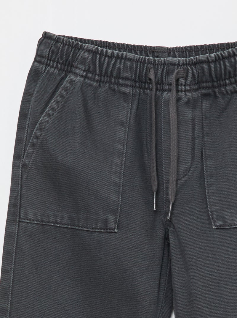 Pantaloni con tasche rettangolari - Taglio più aderente Nero - Kiabi