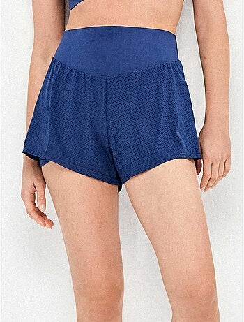 Pantaloni corti di colore blu con shorts interni