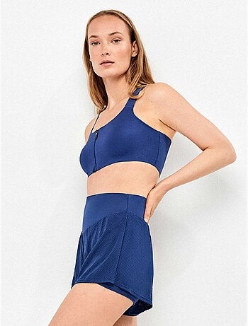 Pantaloni corti di colore blu con shorts interni