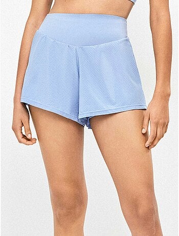 Pantaloni corti di colore blu con shorts interni