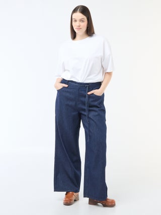 Pantaloni denim / jeans a vita bassa e taglio ampio