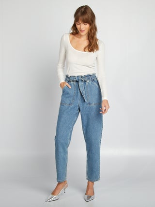 Pantaloni denim mom con cintura da annodare