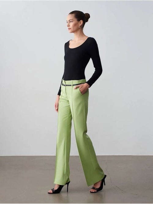 Pantaloni dritti in crêpe con cintura dilvin - Kiabi Pantaloni dritti in crêpe con cintura dilvin - Kiabi