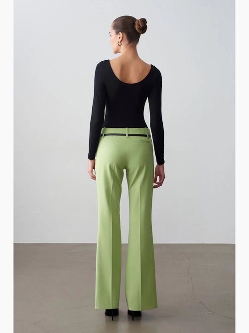 Pantaloni dritti in crêpe con cintura dilvin - Kiabi Pantaloni dritti in crêpe con cintura dilvin - Kiabi