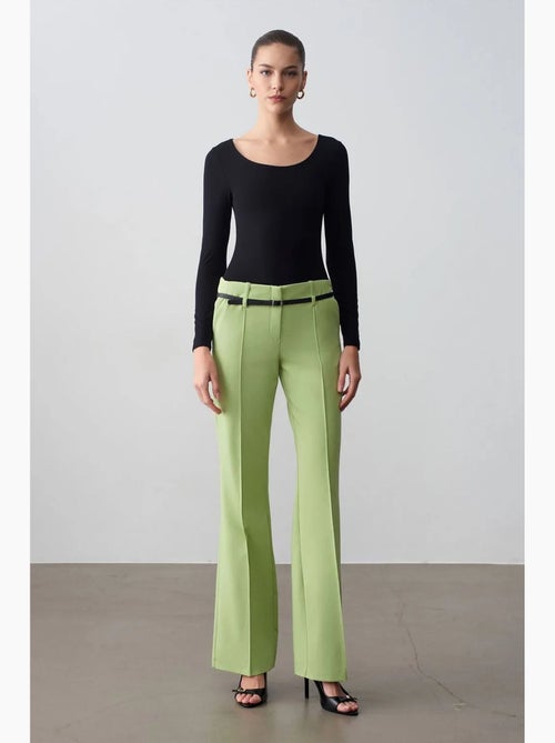 Pantaloni dritti in crêpe con cintura dilvin - Kiabi Pantaloni dritti in crêpe con cintura dilvin - Kiabi