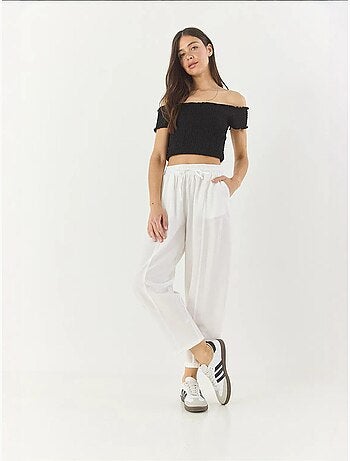 Pantaloni estivi con cintura e taglio carota e dettagli tascabili lucci