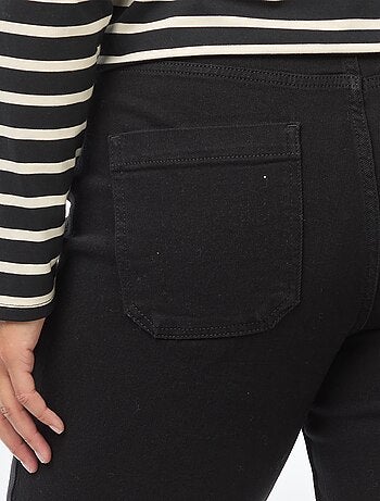 Pantaloni flare