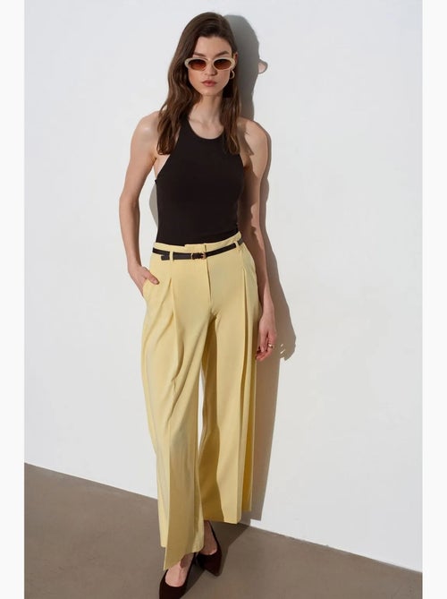 Pantaloni in crêpe a gamba ampia con cintura da donna dilvin - Kiabi Pantaloni in crêpe a gamba ampia con cintura da donna dilvin - Kiabi