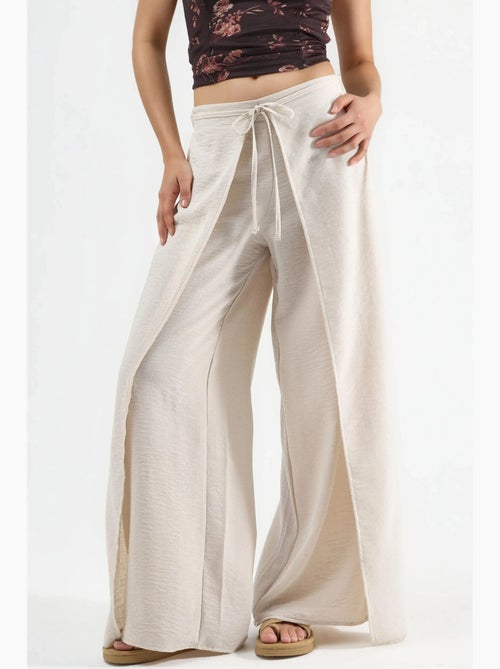 Pantaloni in crêpe con vita a coulisse e dettaglio con laccio busem - Kiabi Pantaloni in crêpe con vita a coulisse e dettaglio con laccio busem - Kiabi