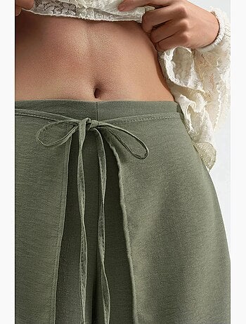 Pantaloni in crêpe con vita a coulisse e dettaglio con laccio busem